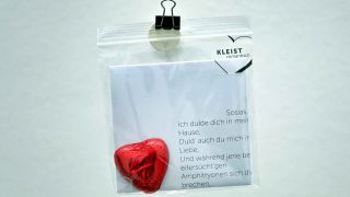 A small chocolate heart with a message hangs in the Kleist Museum's 