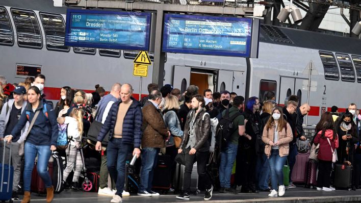 Reisende stehen am Hauptbahnhof und warten auf ihre Weiterfahrt. Auf Grund einer Störung ist der gesamte Fernverkehr in Norddeutschland lahmgelegt. (Foto: Roberto Pfeil/dpa)