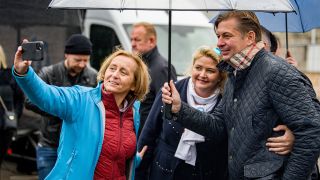 Beatrix von Storch, Mitglied des Deutschen Bundestages, macht am 08.10.2022 ein Selfie auf einer Demonstration der AfD unter dem Motto "Energiesicherheit und Schutz vor Inflation – unser Land zuerst" in Berlin. (Quelle: dpa/Fabian Sommer)