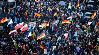 Demonstranten am 08.10.2022 bei einer Demonstration der AfD unter dem Motto «Energiesicherheit und Schutz vor Inflation – unser Land zuerst». (Quelle: dpa/Christoph Soeder)