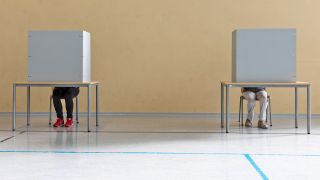 Wählerinnen sitzen am 09.10.2022 in Wahlkabinen in der Lausitzer Sportschule Cottbus. (Quelle: dpa/Frank Hammerschmidt)
