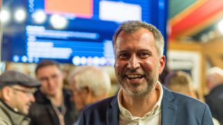 Tobias Schick (SPD) reagiert am 09.10.2022 auf die Zwischenstäne der Auszählung zur Stichwahl um das Amt des Cottbuser Oberbürgermeisters (Quelle: dpa/Frank Hammerschmidt)