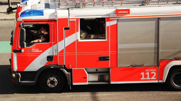 Symbolbild: Ein Auto der Feuerwehr fährt am 06.10.2022 über eine Strasse in Steglitz. (Quelle: dpa/Wolfram Steinberg)