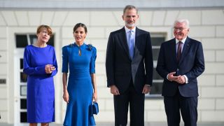 Bundespräsident Frank-Walter Steinmeier (r) und seine Frau Elke Büdenbender (l) begrüßen König Felipe VI. und Königin Letizia von Spanien vor dem Schloss Bellevue. (Foto: Bernd von Jutrczenka/dpa)