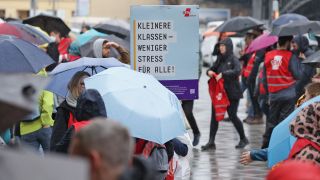 Ein Transparent mit der Aufschrift «Kleinere Klassen - weniger Stress für alle!» wird bei einer Lehrer-Demonstration auf dem Dorothea-Schlegel-Platz gezeigt. (Quelle: dpa
