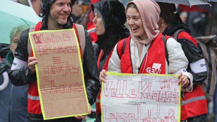 Transparente mit der Aufschrift "Kleine Klassen = große Chance" und "volle Klassen, leere Lehrkräfte" werden bei einer Lehrer-Demonstration auf dem Dorothea-Schlegel-Platz gezeigt. (Quelle: dpa/Jörg Carstensen)
