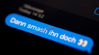 Das Wort "smash" steht auf dem Bildschirm eines Smartphones. (Quelle: dpa/Fabian Sommer)