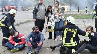 Feuerwehrleute betreuen Verletzte bei einer Katastrophenschutzübung auf dem Flugplatz Neuhardenberg (Quelle: dpa/Bernd Settnik)