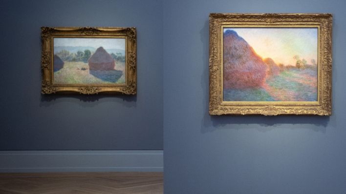 Die Gemälde "Getreideschober in der Mittagssonne" (1890, l) und "Getreideschober" (1890) sind in der Ausstellung "Monet.Orte" im Museum Barberini zu sehen (Quelle: dpa/Soeren Stache)