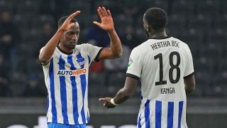 Herthas Dodi Lukebakio (l) und Aka Wilfriede Kanga (r) jubeln nach dem 2:1-Treffer von Kanga am 23.10.2022 gegen Schalke 04. (Quelle: dpa/Soeren Stache)