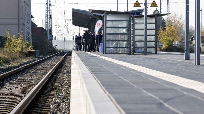 220 Meter lang ist der Bahnsteig am grunderneuerten Bahnhof in Eisenhüttenstadt. (Foto: Frank Hammerschmidt/dpa)