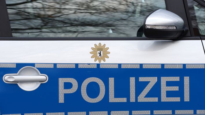 Symbolbild: Der Schriftzug Polizei am 02.04.2013 in Berlin auf einem Polizeiwagen. (Quelle: dpa/Jens Kalaene)