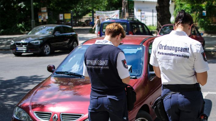 Symbolbild: Zwei Mitarbeiterinnen des Berliner Ordnungsamts am 26.05.2014. (Quelle: dpa/Robert Schlesinger)