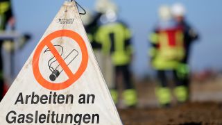 Symbolbild: Ein Schild "Arbeiten an Gasleitungen" (Quelle: dpa/Jan Woitas)