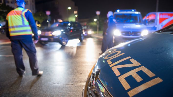Symbolbild: Ein Polizeibeamter beobachtet am 02.10.2017 in Berlin am späten Abend den Verkehr, der von der Stadtautobahn an der Ausfahrt Innsbrucker Platz abgeleitet wird. (Quelle: dpa/Paul Zinken)