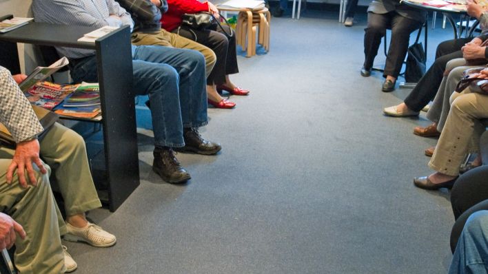 Symbolbild: Viele Patienten sitzen in einem Wartezimmer einer Arztpraxis in Briesen (Brandenburg), aufgenommen am 05.05.2010. (Quelle: dpa/Patrick Pleul)