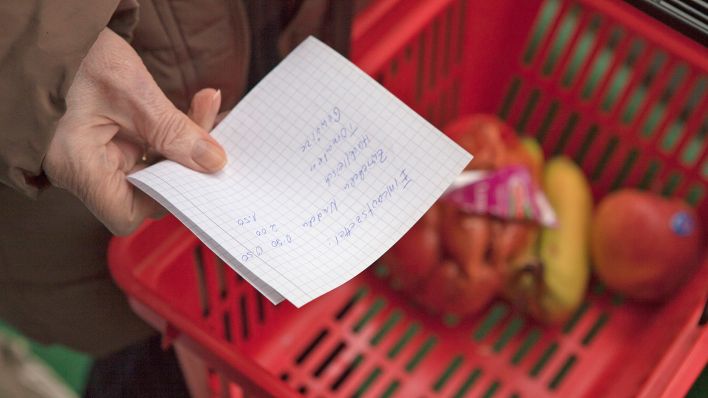 Symbolbild: Eine ältere Frau geht am 06.02.2016 in einem Supermarkt in Berlin einkaufen. (Quelle: dpa/Silvia Marks)