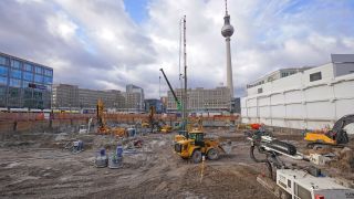 Archivbild:Blick auf eine Baustelle am Alexanderplatz vom 21.02.2022.(Quelle:dpa/J.Carstensen)