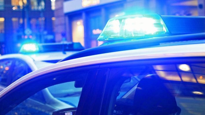 Symbolbild:Zwei Polizeiautos stehen bei einem Blaulichteinsatz auf einer Straße.(Quelle:dpa/W.Steinberg)