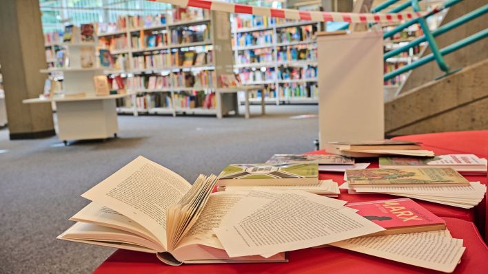 Archivbild:In der Bibliothek im Bezirk Tempelhof-Schöneberg liegen Bücher mit herausgeschnittenen Seiten auf der Lesebank am 13.08.2021.(Quelle:dpa/A.Riedl)