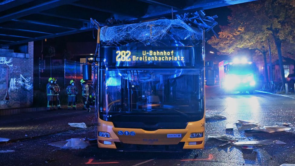 Ein Doppeldecker-Bus der Linie 282 steht am 06.10.2022 zerstört unter einer Brücke an der Bergstraße in Berlin Steglitz. (Quelle: dpa/Paul Zinken)