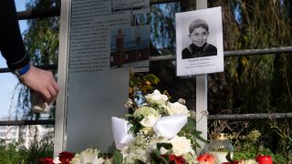 Kerzen und Blumen erinnern an den Jungen Cengaver Katranci, der vor 50 Jahren in der Spree ertrunken war (Quelle: DPA/Christophe Gateau)