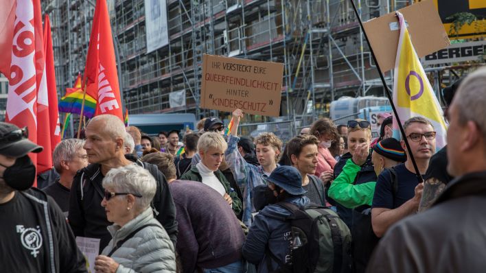 Menschen protestieren gegen eine Demonstration der Berliner AfD (Quelle: Presscov via Zuma Press Wire/Michael Kuenne)