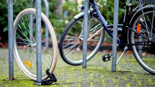 Symbolbild:Ein einzelner Reifen steht nach einem Fahrraddiebstahl an einem Fahrradstaender..(Quelle:dpa/H.-C.Dittrich)