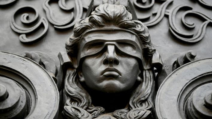 Symbol der Justitia mit verbundenen Augen am Eingang am Kriminalgericht Moabit (Quelle: DPA/Philipp Znidar)