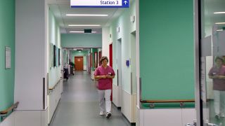 Archivfoto: Eine Krankenschwester geht am 04.01.2018 in Templin (Brandenburg) durch die Station 3 des Sana-Krankenhauses (Quelle: dpa / Bernd Settnik).