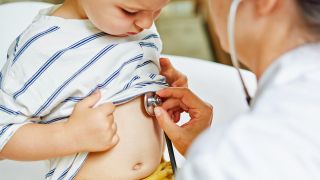Kinderärztin beim Abhören der Lunge des Kindes mit dem Stethoskop.(Quelle:dpa/R.Kneschke)