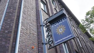 Auf einem Schild an einem Haus steht "Polizei Landeskriminalamt", Archivbild (Quelle: DPA/Jörg Carstensen)