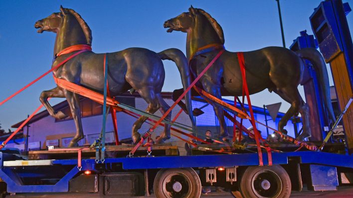 Archivbild:Die Kunstwerke "Schreitende Pferde" des Bildhauers Josef Thorak werden am 21.05.2015 in einem Gewerbegebiet in Bad Dürkheim (Rheinland-Pfalz) mit einem Tieflader abtransportiert.(Quelle:dpa/U.Anspach)