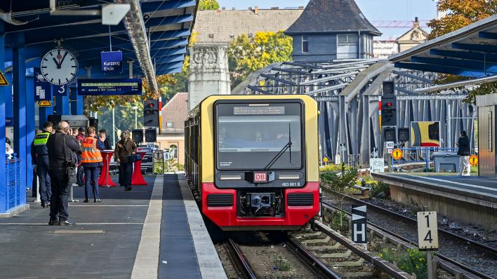 Ein Zug der Zug der neuen Baureihe 483/484 fährt am 14.10.2022bei einem Pressetermin zur Umstellung der S-Bahnlinie S8 in den Bahnhof Treptow.(Quelle:dpa/J.Kalaene)