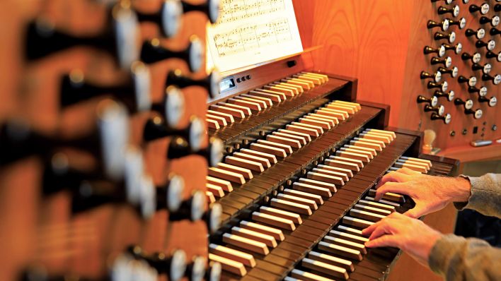 Symbolbild:Eine Person spielt auf einer Orgel.(Quelle:dpa/P.Gercke)