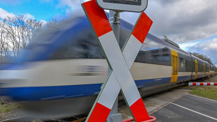 Ein Zug der Niederbarnimer Eisenbahn (NEB) fährt schnell.(Quelle:dpa/P.Pleul)