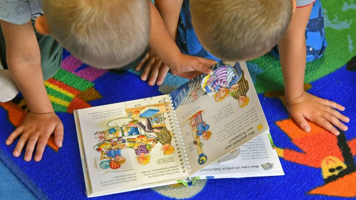 Archivbild:In der Sprach-Kita Bummi liest die Klinische Diplomwissenschaftlerin und Sprachfachkraft am 7.09.2022 mit vier-und fünfjährigen Kindern in einer kleinen Bibliothek ein Buch.(Quelle:dpa/W.Grubitzsch)