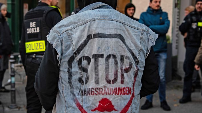 Symbolbild:«Stop Zwangsräumungen» steht auf der Jacke eines Mannes.(Quelle:dpa/P.Zinken)