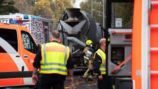 Einsatzfahrzeuge stehen an der Bundesallee in Berlin-Wilmersdorf, wo eine Radfahrerin bei dem Verkehrsunfall mit einem Lastwagen lebensgefährlich verletzt wurde (Quelle: dpa/ Zinken)