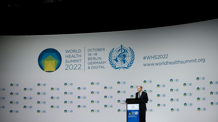 Bundeskanzler Olaf Scholz (SPD) spricht bei der Eröffnungsfeier zum 14. World Health Summit (Quelle: DPA/Carsten Koall)