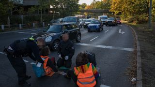 Archivbild: Klimaaktivisten auf der A100 in Berlin werden von der Polizei von der Straße entfernt. (Quelle: dpa/Zuma)