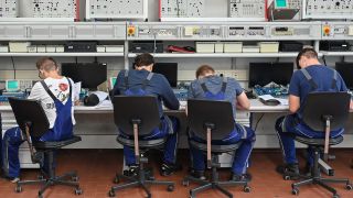 Archivbild: Lehrlinge zum Elektroniker arbeiten in der Ausbildungsstätte vom Braunkohlekraftwerk Jänschwalde der Lausitz Energie Bergbau AG (Leag). (Quelle: dpa/P. Pleul)