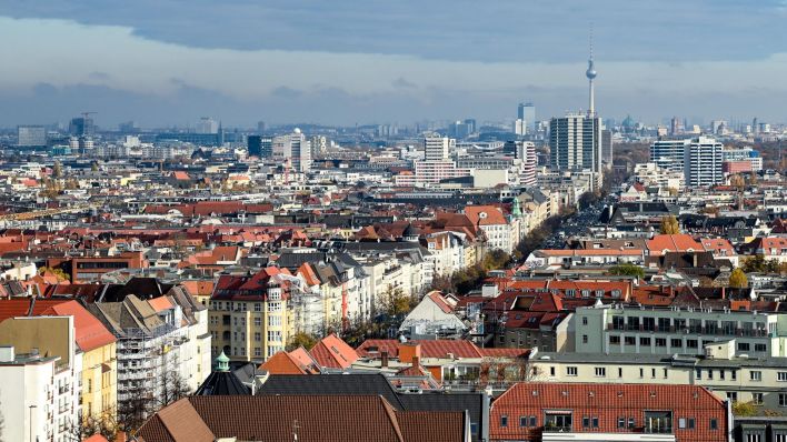 Blick über Wohnhäuser an der Bismarckstraße in Richtung Alexanderplatz mit dem Fernsehturm.. (Quelle: dpa/Jens Kalaene)