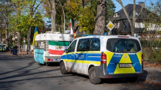 Wohnwagen vor der iranischen Botschaft, der als Mahnwache genutzt wird (Bild: dpa/Christophe Gateau)