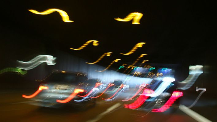 Durch Langzeitbelichtung entstandene Lichtstreifen von Autos in einem Tunnel. (Quelle: dpa/Rolf Kremming)