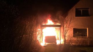 Ein brennendes Fahrzeug steht in Berlin-Neukölln in der Garage von Linken-Politiker Ferat Kocak. (Quelle: dpa)