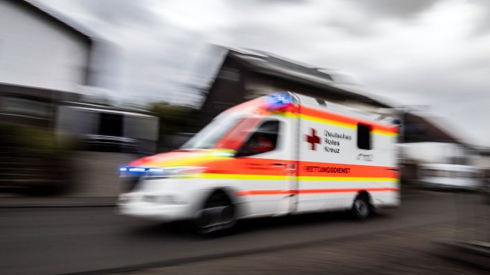 Symbolbild: Ein Rettungswagen des Deutschen Roten Kreuzes (DRK) ist unterwegs in eine Klinik. (Quelle: dpa/Boris Roessler)