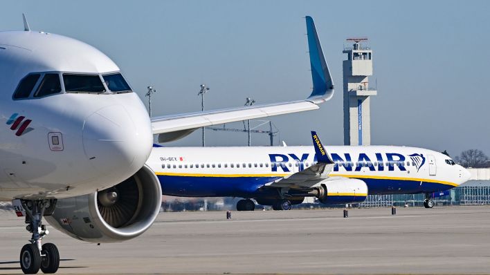 Ein Passagierflugzeug der Ryanair am Hauptstadtflughafen BER. (Quelle: dpa/Patrick Pleul)