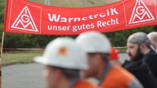 Beschäftigte der Ilsenburger Grobblech GmbH, beteiligen sich an einem Warnstreik. (Quelle: dpa/Matthias Bein)