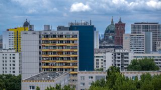 Blick von einem Hochhaus auf die Wohnhäuser im Berliner Osten. (Quelle: dpa/Monika Skolimowska)
